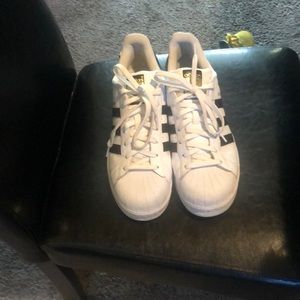 Needs to be cleaned missing inner soles